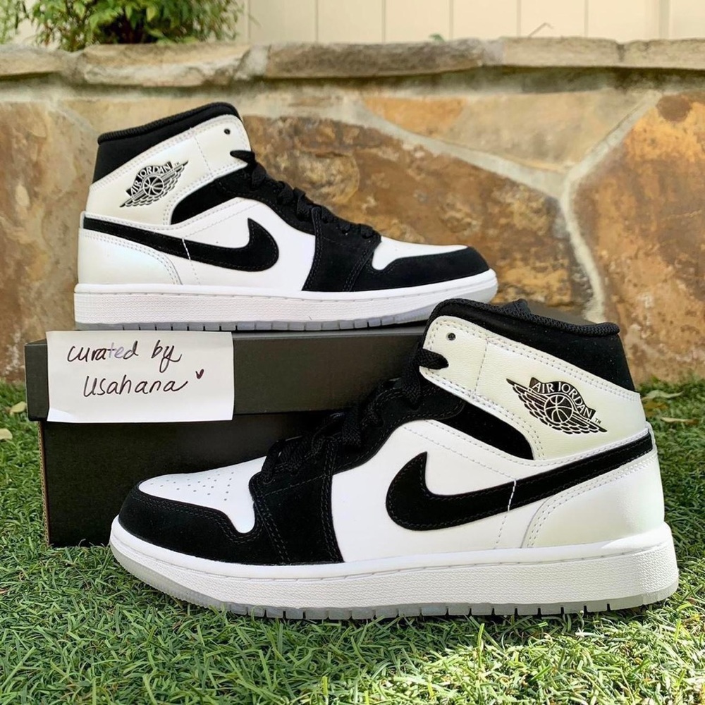 Men’s Nike Air Jordan 1 mid white black shoes - Picture 1 of 4